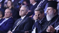 Ο λόγος για το «άκυρο» Σαμαρά, το δυναμόμετρο στη χειραψία και η γνώμη του ΠΑΣΟΚ για τον Τσίπρα