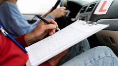 Η μεγάλη απάτη της Γκρενόμπλ: Νεαρός έδωσε 20 φορές εξετάσεις οδήγησης με διαφορετικά ονόματα και πλαστά έγγραφα