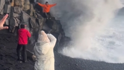 «Μη γυρίζεις την πλάτη σου στο κύμα»: Η μαύρη παραλία της Ισλανδίας που «καταπίνει» ανθρώπινες ζωές (vid)