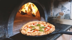 Υπάλληλος πιτσαρίας έφαγε πίτσα ανταγωνιστή μπροστά σε πελάτες και απολύθηκε