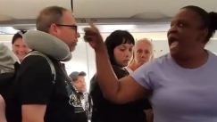 Χάος σε πτήση: Μητέρα μπλόκαρε την έξοδο επειδή η κόρη της ήταν πιο πίσω στο αεροπλάνο (vid)