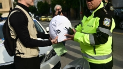 Η τροχαία μαζί με την κλήση μοίρασε και δώρο ένα κράνος (vid)