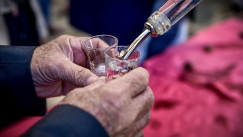 Τσίπουρο και ούζο σταθερά στην προτίμηση των Ελλήνων