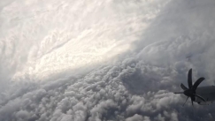 Μελίσα: Πιλότος πετά στο μάτι του «Τυφώνα του Αιώνα» και χαρίζει ασύλληπτες εικόνες