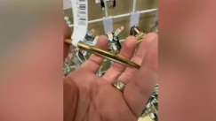 Έδωσε 3 ευρώ για ένα βραχιόλι το οποίο άξιζε πάνω από 700: Το εύρημα που έγινε viral