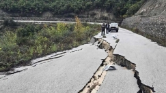 Όχι, δεν είναι AI: Δρόμος στην Ήπειρο κόπηκε στα δύο μετά τη βροχή!