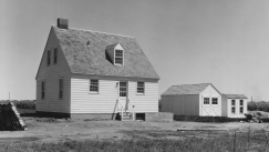 Γιατί η απειλή της ατομικής βόμβας έκανε τους Αμερικανούς να βάψουν τα σπίτια τους λευκά το 1954 (vid)