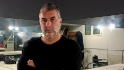 Ο Βασίλης Μπισμπίκης στο Gazzetta: «Η αντίσταση σε κάτι, αυτό είναι το ζητούμενο» (vids)