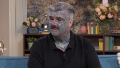 Τύπος γεμάτος τατουάζ περιγράφει τι συμβαίνει όταν μπαίνει χρώμα μέσα στο μάτι (vid)