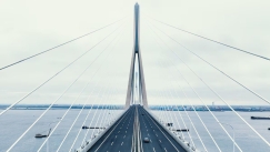 Από το Σύνταγμα έως τη... Γλυφάδα: Εγκαινιάστηκε η μεγαλύτερη κρεμαστή γέφυρα στον κόσμο! (vid)