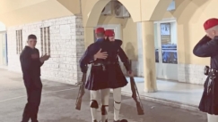 Συγκινητικό βίντεο: «Λύγισε» ο Εύζωνας στην τελευταία του αλλαγή