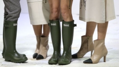 Γαλότσες Wellington: Πώς μια στρατιωτική μπότα έγινε το απόλυτο αξεσουάρ της βροχής