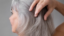 Οι ενέσεις για τα γκρίζα μαλλιά που έγιναν viral στην Κίνα: Μπορούν πράγματι να επαναφέρουν το φυσικό χρώμα;