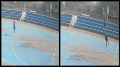 Νεαρός στην Ινδία βρήκε τραγικό θάνατο όταν τον καταπλάκωσε η μπασκέτα στην προσπάθεια του να καρφώσει (vid)