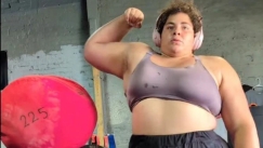 Της αφαιρέθηκε ο τίτλος για την «Πιο Δυνατή Γυναίκα» στον κόσμο επειδή γεννήθηκε άνδρας (vid)