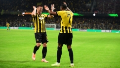 Οι Γιόβιτς και Κουτέσα πανηγυρίζουν το γκολ στο ΑΕΚ-Αμπερντίν