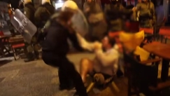 Απρόκλητη αστυνομική βία στα Εξάρχεια: ΜΑΤ πέταξαν και χτύπησαν νεαρό με τεχνητό μέλος σε καφετέρια (vid)