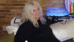 Καρβέλας: «Το έντεχνο είναι το τραγούδι των ατάλαντων, των δυσκοίλιων» 