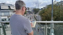 Ο Σεμπαστιέν Ντερσουμόν από πεζογέφυρα της Λεωφόρου Μεσογείων μετέφερε στο χαρτί την προσπάθεια των δρομέων στον 42ο Αυθεντικό Μαραθώνιο της Αθήνας