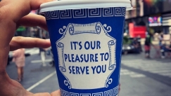 Anthora: Το ελληνικό ποτήρι που έγινε σύμβολο της Νέας Υόρκης