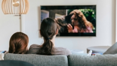 Η ιδανική θέση για να βλέπετε τηλεόραση ανάλογα με τις ίντσες της οθόνης σας