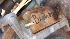 Γερμανός αγόρασε Mercedes και ανακάλυψε πως έχει... ξύλινα φρένα!