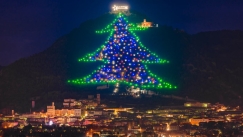 Το μεγαλύτερο χριστουγεννιάτικο δέντρο στον κόσμο ανάβει ξανά στην Ιταλία: Ορατό από 50 χλμ., με πάνω από 3.000 φώτα (vid)