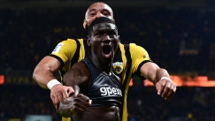 Ο Ζίνι πανηγυρίζει το γκολ απέναντι στον Αρη