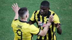 Ζίνι και Γιόβιτς κατά τη στιγμή της αλλαγής σε παιχνίδι της ΑΕΚ