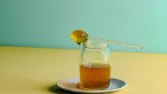 Γιατί αξίζει να βάζεις μέλι στο γιαούρτι σου: Το όφελος που δεν γνώριζες για το έντερό σου