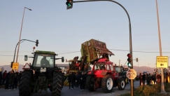 Η στιγμή που αγρότες κλείνουν παρακαμπτήριες στη Νίκαια: Ένταση αλλά και στήριξη από οδηγούς