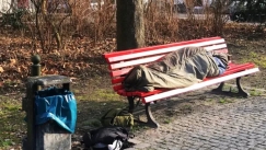 Τι αλλάζει όταν δίνεις 2.000 λίρες χωρίς όρους σε άστεγους;