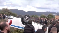 Πετροπόλεμος και χημικά μεταξύ αγροτών και ΜΑΤ: Αναποδογύρισαν όχημα της ΕΛ.ΑΣ 