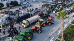 Στο λιμάνι του Βόλου αγρότες και αλιείς: Μπλόκο από στεριά και θάλασσα