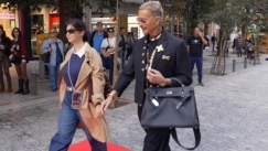 Ο Λάκης Γαβαλάς ξαναχτυπά: Κάνει την Ερμού πασαρέλα και σκορπίζει τη λάμψη του – Χριστουγεννιάτικο glam powered by ΣΚΡΑΤΣ