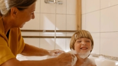 Οι γιαγιάδες είχαν δίκιο: Οι επιστήμονες επιβεβαιώνουν ότι δεν πλένουμε σωστά το δέρμα μας