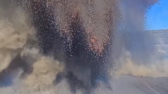 Πώς είναι τα 2 τελευταία λεπτά πριν σε «καταπιεί» το ηφαίστειο (vid)