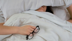 Γιατί το «κοιμήσου και βλέπουμε» λειτουργεί: Τι λέει η επιστήμη του ύπνου για τα προβλήματα (vid)