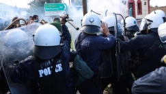 Βίντεο από τα επεισόδια στο αεροδρόμιο του Ηρακλείου: Λεκτική επίθεση σε δημοσιογράφο του Reader από τα ΜΑΤ