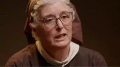 Kαθολική μοναχή εξηγεί πώς είναι να ζεις χωρίς σεξ και αλκοόλ (vid)