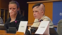 Βίντεο που ραγίζει καρδιές: Διερμηνέας καταρρέει όταν 11χρονος περιγράφει πώς ρωσική βόμβα σκότωσε τη μητέρα του