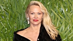 «Είναι ένα τέρας»: Η Πάμελα Άντερσον ξεσπά κατά πρώην συντρόφου της και διάσημου ποδοσφαιριστή (vid)