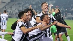 Ο Στέφανος Τζίμας πανηγυρίζει με Τάισον και Κωνσταντέλια