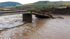 Υπερχείλιση του ποταμού Ενιπέα, διακόπηκαν τα δρομολόγια των τρένων