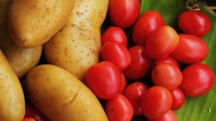 Ο περίεργος λόγος για τον οποίο δεν πρέπει να αποθηκεύετε ντομάτες και πατάτες μαζί
