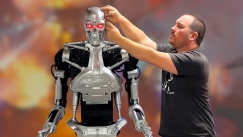 «Ήταν προσωπικό»: Νέο ρομπότ T800 επιτέθηκε στον δημιουργό του