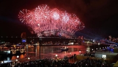 Καλωσόρισε το 2026 η Αυστραλία: Υπό δρακόντεια μέτρα η Πρωτοχρονιά στο Σίδνεϊ και φόρο τιμής στα θύματα (vid)
