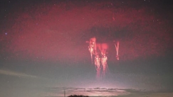 Η φωτογραφία της χρονιάς: Απαθανατίστηκαν ταυτόχρονα δύο σπάνια ατμοσφαιρικά φαινόμενα (vid)