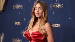 Άβολο: Η Σίντνεϊ Σουίνι αποκαλύπτει την αλήθεια για το στήθος της σε τεστ ανιχνευτή ψεύδους με την Αμάντα Σάιφριντ (vid)