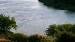 Ούτε ναρκωτικά, ούτε λαθρεμπόριο: το «αθέατο όπλο» με το οποίο οι ΗΠΑ μπλοκάρουν τη διέλευση από τα σύνορα με το Μεξικό